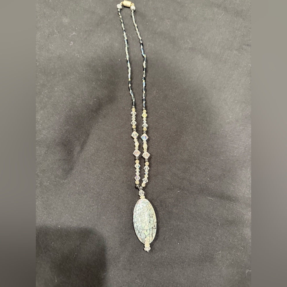 Elegant Vintage Abalone Pendant Necklace with Crystal Beads - Picture 4 of 16